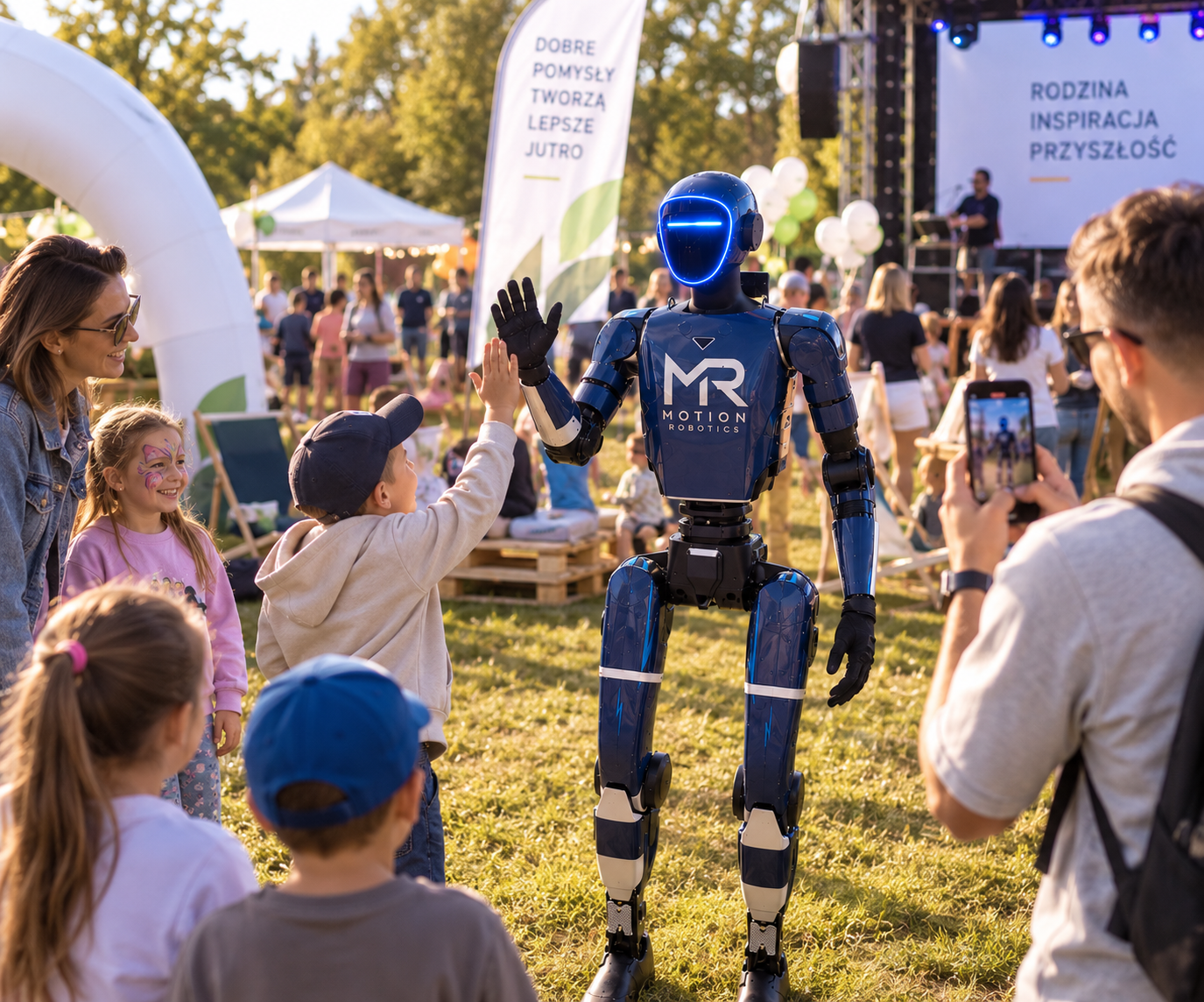 Robert — robot humanoidalny na pikniku i wydarzeniu plenerowym