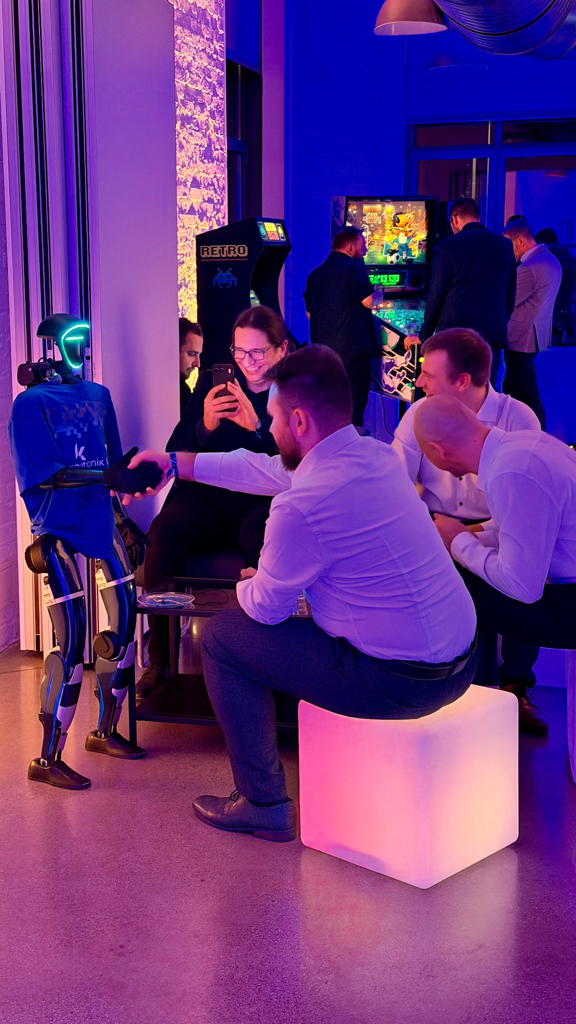 Robert — robot humanoidalny Motion Robotics podczas 30-lecia Komputronik