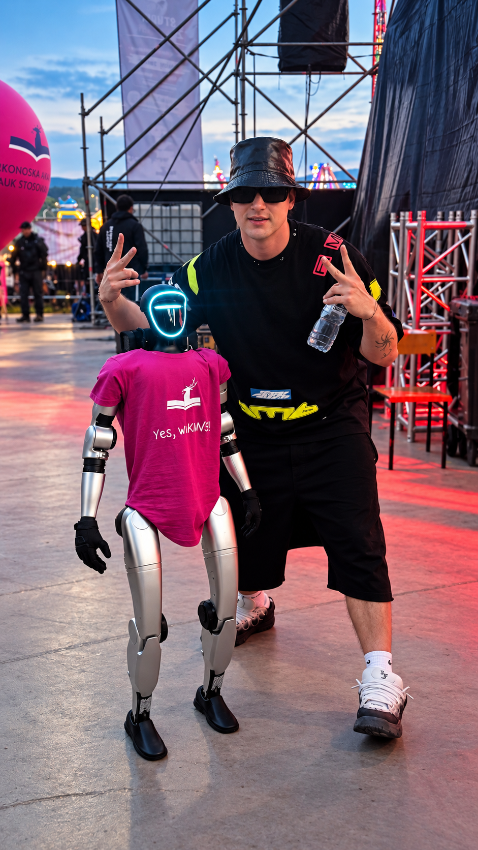 Robert — robot humanoidalny Motion Robotics podczas koncertu Wac Toja